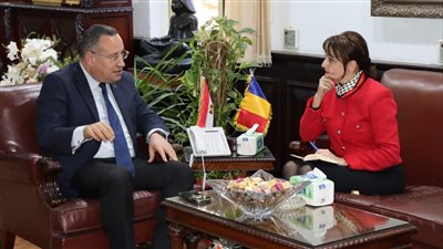 سفيرة رومانيا ورئيس جامعة الإسكندرية يناقشان توطيد التعاون العلمى والبحثى مع الجامعات الرومانية 