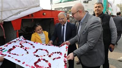 طفلة تلفت الأنظار برسالة تضامن مؤثرة ضمن قافلة إغاثية لدعم غزة ببني سويف 