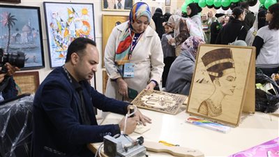 إقبال كثيف على جناح الأزهر بمعرض الكتاب في يومه الخامس