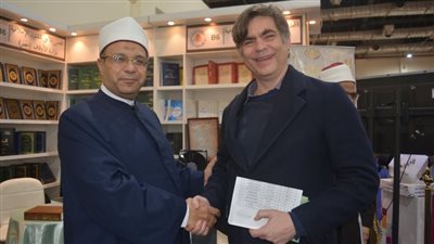 المدير الأكاديمي للمركز الإسلامي المسيحي في زيارة لجناح المجلس الأعلى للشئون الإسلامية