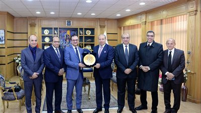 جامعة المنصورة تُكرم الفريق المشارك في إجراء أول عملية بالعالم لبناء صمامات الأورطى