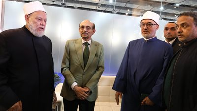 العَلاقة بين الدين والفن .. محور ندوة علي جمعة ومحمد صبحي بمعرض الكتاب