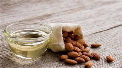فوائد زيت اللوز الحلو لترطيب البشرة