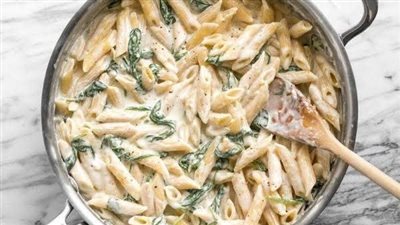 طريقة تحضير مكرونة بالسبانخ والكريمة البيضاء