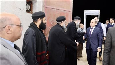 محافظ كفرالشيخ يؤدي واجب العزاء في والد نيافة الحبر الجليل الأنبا ماركوس