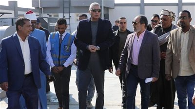 محافظ أسوان يتفقد المشروع المتكامل للصرف الصحي بكلابشة وقرية مرواو
