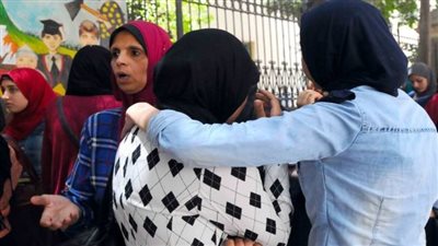 حزن وبكاء.. استياء بين أولياء أمور طلاب الإسكندرية بسبب نتيجة صفوف النقل