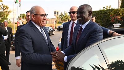 الرئيس الكيني يزور الهيئة العربية للتصنيع ويشيد بالقدرات التصنيعية المتطورة