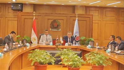 محافظ السويس يحضر اجتماع مجلس الجامعة ويشيد بدورها في خدمة المجتمع  