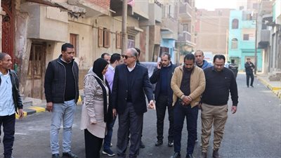 محافظ المنيا يتفقد أعمال الرصف ورفع كفاءة الطرق بمطاي 