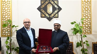 شيخ الأزهر يكرم رئيس هيئة الكتاب لدوره الثقافي البارز في معرض القاهرة 