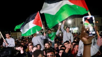 بدء وصول 110 أسيرًا فلسطينيًا من سجون الاحتلال إلى منازل عوائلهم