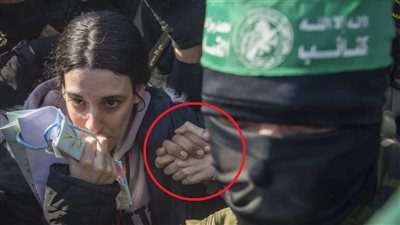 سر تشبث أربيل يهود بيد عنصر القسام.. تفاعل واسع يطرح الإجابات (فيديو)
