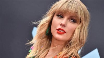 تايلور سويفت تقدم جائزة أعلى تكريم بمجال الموسيقى