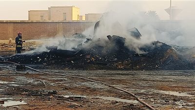 التهم 6 مراكب.. تفاصيل حريق بمنطقة إصلاح السفن في السويس