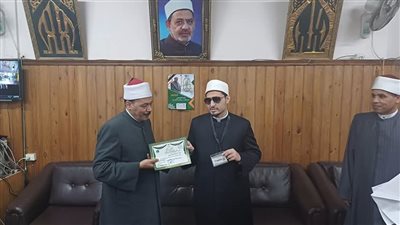 رئيس أزهر سوهاج يكرم الفائز بالمركز الأول بمسابقة كينيا الدولية للقراءات