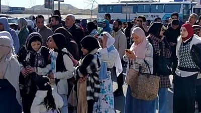 طوابير طويلة.. إقبال جماهيري كبير على معرض الكتاب اليوم