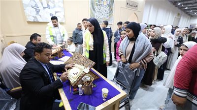 ركن الخط العربي في جناح الأزهر.. نافذة على الإبداع والجمال