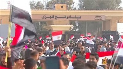 بالآلاف.. قفزة في أعداد المتظاهرين أمام معبر رفح رفضًا لتهجير الفلسطينيين (فيديو)