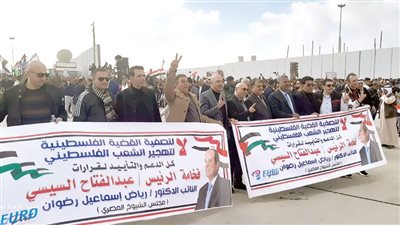 الشعب على الحدود .. حشود المصريين فى رفح تؤيد الرئيس وترفض التهجير