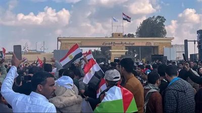 شعار “لا للتهجير” طغى على المظاهرات.. آلاف المصريين يغادرون معبر رفح (فيديو)