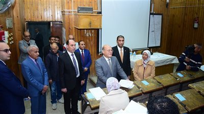 رئيس جامعة سوهاج يطمئن على سير امتحانات كلية الدراسات العليا والبحوث البيئية