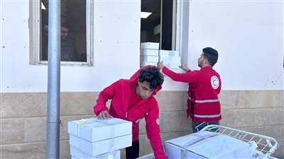 الهلال الأحمر يوزع كراتين مواد غذائية بحلايب وشلاتين 