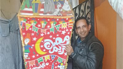 عادل سلامة.. ترزي مسيحي يصنع فوانيس رمضان بالقليوبية 