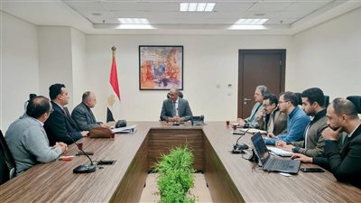 نائب وزير الاسكان يلتقي مسئولي إحدي الشركات المتخصصة فى أنظمة معالجة الصرف الصحى