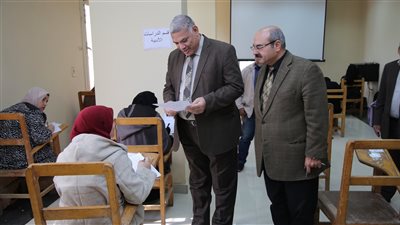 نائب رئيس جامعة الفيوم يتفقد امتحانات الدراسات العليا بكلية دار العلوم