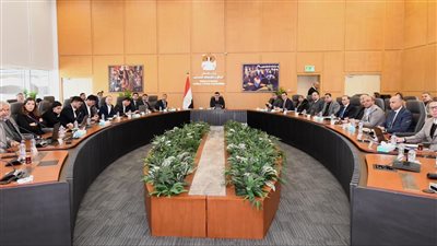 وزير الإسكان يتابع الموقف التنفيذي لمشروع منطقة الأعمال المركزية بالعاصمة الإدارية 