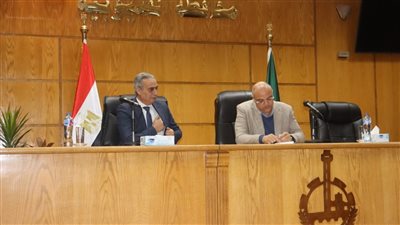 محافظ القليوبية يبحث مع الغرفة التجارية توفير  السلع بالأسواق