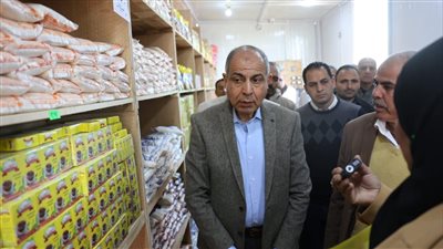 بتخفيضات 30% بديرمواس.. محافظ المنيا يفتتح منفذًا لبيع السلع 