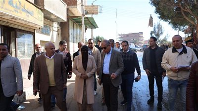 محافظ المنيا يتابع رصف وتمهيد طرق ديرمواس 