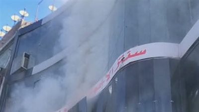 الصور الأولى لحريق بمول تجاري بشارع بورسعيد في وسط القاهرة