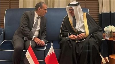 وزيرالخارجية يصل المنامة ونظيره البحريني يستقبله في المطار