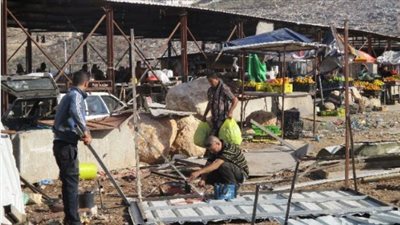 قوات الاحتلال تدمر بسطات الخضراوات وسط مدينة طولكرم