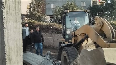 رئيس أشمون يقود حمله لإزالة حاله تعدي علي الأرض الزراعية بقرية سنتريس