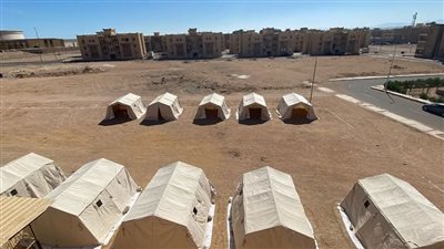 متطوعو الهلال الأحمر المصرى يشاركون فى تنفيذ تجربة مخيم الإيواء برأس غارب