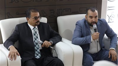 آثاريون في معرض الكتاب يستعرضون 