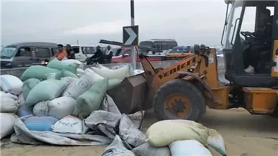 انقلاب سيارة محملة بسرس الأرز على طريق  الإسكندري الزراعي 