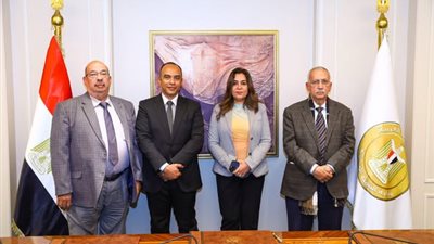 وزيرة التنمية تشهد التوقيع على إنهاء عقد بالتراضي للصالح العام