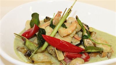 من المطبخ الآسيوي حضري الجمبري التايلاندي بالكاري الأخضر