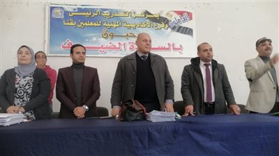 مدير تعليم قنا يترأس لجنة مقابلات رؤساء اللجان والمراقبين الاوائل