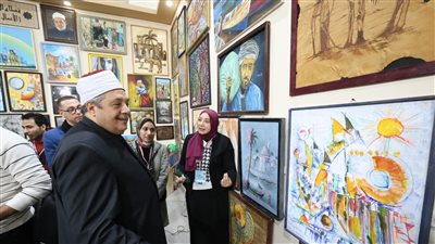 لوحات وأعمال فنية متميزة لطلاب ومعلمي المعاهد تخطف أنظار رواد جناح الأزهر