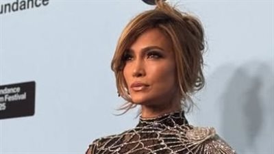 شرطة الموضة تسخر من ذوق جينيفر لوبيز في حفل جرامي 2025