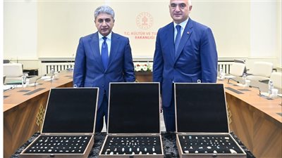 وزير السياحة والآثار يتسلم 152 قطعة أثرية مهربة من مصر وتم ضبطها بتركيا