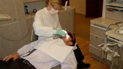 دراسة تكشف علاقة استخدام خيط الأسنان والسكتات الدماغية 