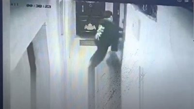 لص يثير الرعب في حدائق الأهرام.. فيديو يكشف تفاصيل الواقعة