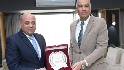 محافظ أسوان يكرم وكيل وزارة التربية والتعليم لإنتهاء خدمته بالمحافظة